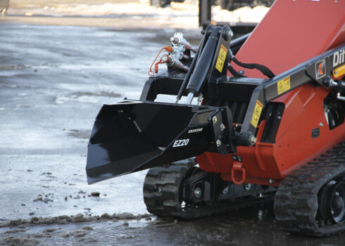 mini-utility-spade-action-close-up-front-side